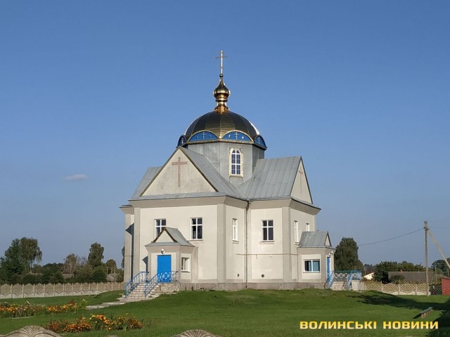 Сучасна Преображенська церква збудована у центрі села